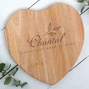 Hartvormige houten kaasplank van beukenhout met botanisch design gravure, gepersonaliseerd met naam en tekst, inclusief luxe geschenkdoos