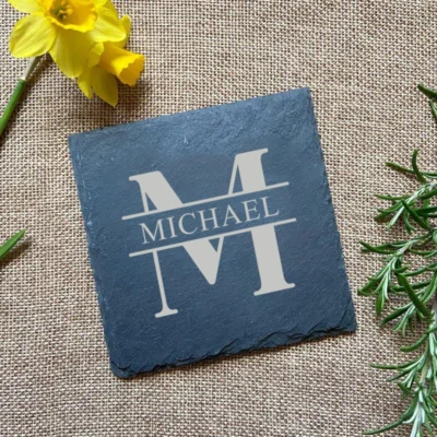 Set van 6 leistenen onderzetters in bamboe houder, gegraveerd met monogram en naam.