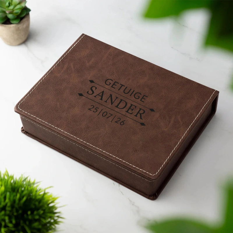 Gepersonaliseerde Geschenkdoos voor Getuige Heupfles Set De gesloten, luxe bruine geschenkdoos van de getuige heupfles set, met een gepersonaliseerde gravure op de deksel
