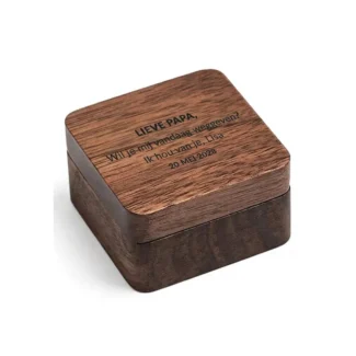 Luxe houten geschenkdoos voor manchetknopen met initiaal gravure, gepersonaliseerd met 4 regels eigen tekst op het deksel