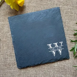 close-up leisteen onderzetter met signature monogram en tekst "Chill zone" gegraveerd