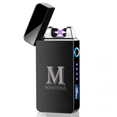 Monogram Flame USB oplaadbare aansteker met initiaal en naam gravure, verfijnde personalisatie, perfect uitgelijnd, luxe zwart design