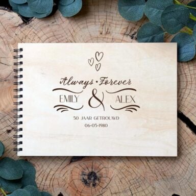 Persoonlijk jubileum gastenboek met luxe houten kaft, gegraveerd met 'Always Forever', hartjes en namen, perfect voor Polaroid foto's en herinneringen aan jullie huwelijksjubileum
