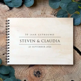 Luxe houten A4 gastenboek voor een 50-jarig jubileum met zwarte ringband en persoonlijke gravure.