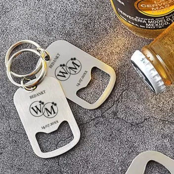 Gepersonaliseerde Verstrengelde Liefde Sleutelhanger met Opener, gegraveerd met 'Bedankt' en initialen, perfect als elegant bedankje