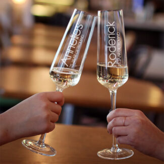 Luxe champagneglazen jubileum met verticale gravure voor 25 jaar getrouwd.