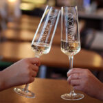 luxe champagne flutes gepersonaliseerd koppel met verticale naamgravure