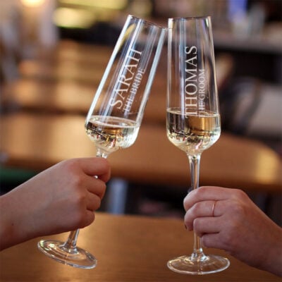 bride & groom champagneglazen verticaal modern design voor bruiloft