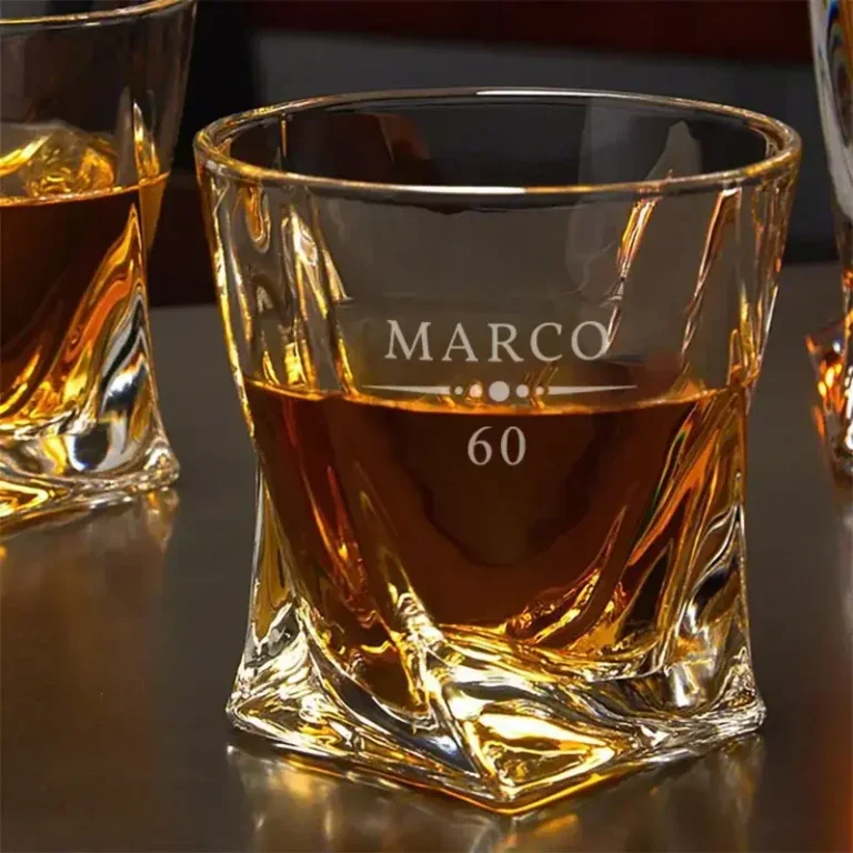 Gegraveerd kristallen whiskyglas, gepersonaliseerd met naam en leeftijd, perfect als luxe cadeau voor speciale gelegenheden.