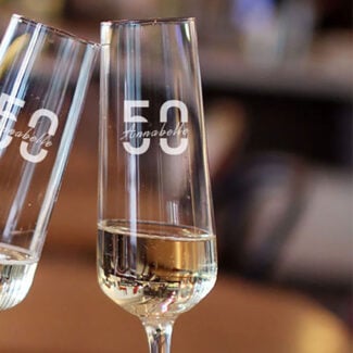 Champagneglas split monogram met naam en leeftijd gravure