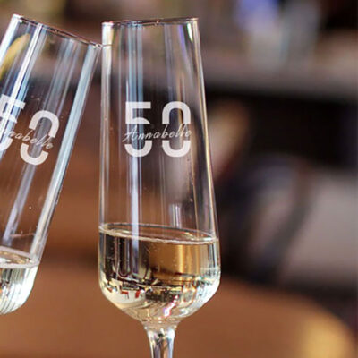 Champagneglas split monogram met naam en leeftijd gravure