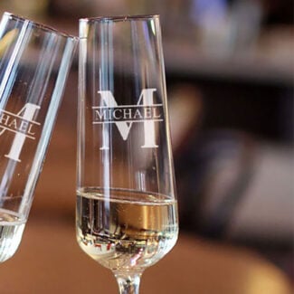 Stijlvol monogram champagneglas met initiaal gegraveerd