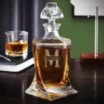 Luxe kristallen whiskey karaf met een modern twist-design, gepersonaliseerd met een groot gegraveerd monogram-initiaal en naam.