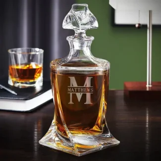 Luxe kristallen whiskey karaf met een modern twist-design, gepersonaliseerd met een groot gegraveerd monogram-initiaal en naam.