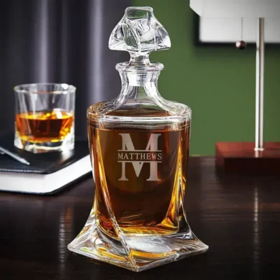 Luxe kristallen whiskey karaf met een modern twist-design, gepersonaliseerd met een groot gegraveerd monogram-initiaal en naam.