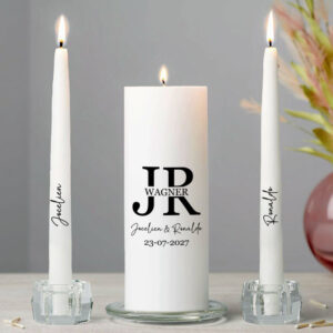 Moderne trouwkaars set met groot split monogram en trouwdatum