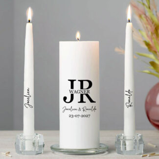 Moderne trouwkaars set met groot split monogram en trouwdatum