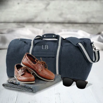 Luxe canvas weekendtas in navy blauw met vintage afwerking en personalisatie-optie voor initialen, ideale reistas voor mannen