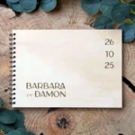 Houten gastenboek bruiloft Diagonal Date met verticale datum namen en zwarte ringband