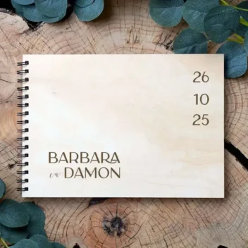 Houten gastenboek bruiloft Diagonal Date met verticale datum namen en zwarte ringband