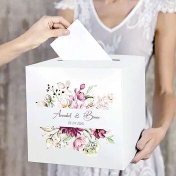 Gepersonaliseerde witte enveloppendoos Peony Dreams met handgeschilderd pioenrozen design en namen