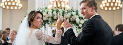 Bruidspaar proostendop hun huwelijksceremonie