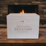 Klassieke houten enveloppendoos met centrale 'Gifts & Cards' gravering en gemonteerd slotje.