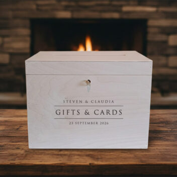 Klassieke houten enveloppendoos met centrale 'Gifts & Cards' gravering en gemonteerd slotje.