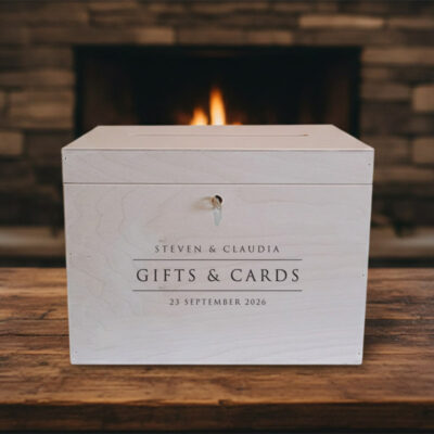 Klassieke houten enveloppendoos met centrale 'Gifts & Cards' gravering en gemonteerd slotje.
