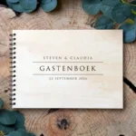 Luxe gastenboek bruiloft Classic Center met gecentreerde gravure namen en zwarte ringband