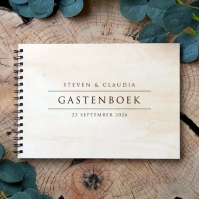 Luxe gastenboek bruiloft Classic Center met gecentreerde gravure namen en zwarte ringband