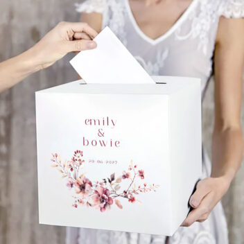 Cadeaubox bruiloft Bordeaux en Blush met bloemenprint gepersonaliseerd met namen en trouwdatum