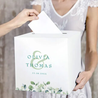 Gepersonaliseerde witte metallic enveloppendoos met eucalyptus bladeren en namen – botanische bruiloft stijl