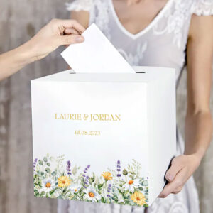 Gepersonaliseerde witte metallic enveloppenbox Wild Meadow met botanisch veldbloemdesign en gouden opdruk