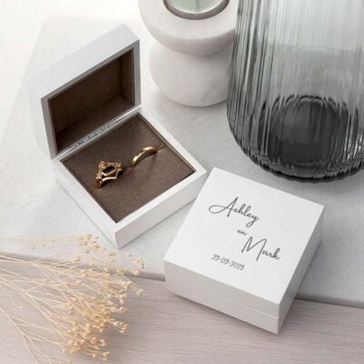 Gepersonaliseerde witte ringdoos voor de bruiloft met namen in script font – De nr. 1 keuze voor jullie trouwringen.
