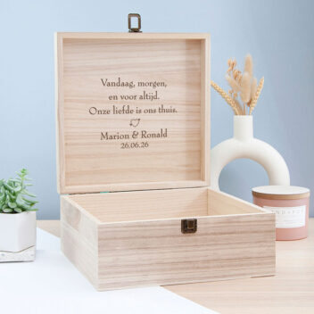 Open houten bewaarbox met persoonlijke tekst gegraveerd aan de binnenkant