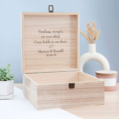 Open houten bewaarbox met persoonlijke tekst gegraveerd aan de binnenkant
