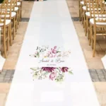 Witte loper met handgeschilderd frame van zachte roze pioenrozen en groene bladeren in waterverf stijl aan beide zijden