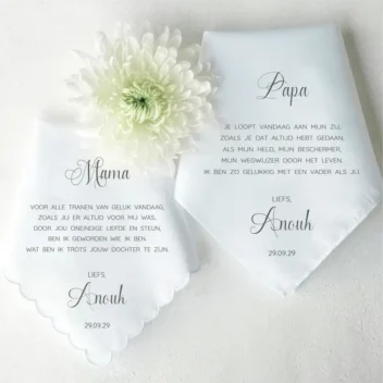 Set van twee witte katoenen zakdoeken met zwarte gepersonaliseerde tekst. De zakdoeken zijn voorzien van een liefdevolle boodschap aan mama en papa van de bruid