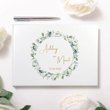 Wit hardcover gastenboek met goudkleurige personalisatie en delicate eucalyptus illustraties