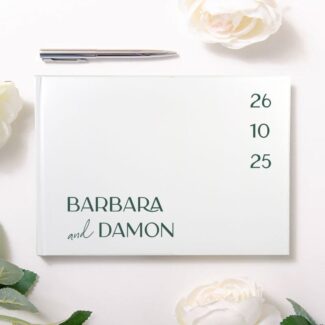 Wit gastenboek met namen in dark olive en datum.