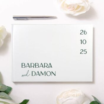 Wit gastenboek met namen in dark olive en datum.