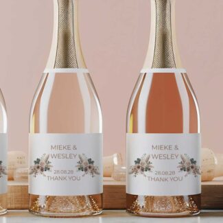 Bohemian wijnfles etiket met droogbloemen design in warme blush tinten