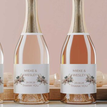 Bohemian wijnfles etiket met droogbloemen design in warme blush tinten