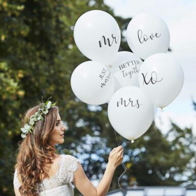Bundel witte huwelijksballonnen
