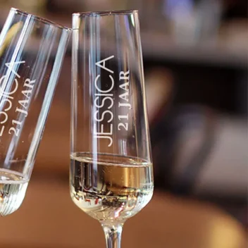 Champagneglas met naam jessica 21 jaar verticaal gegraveerd