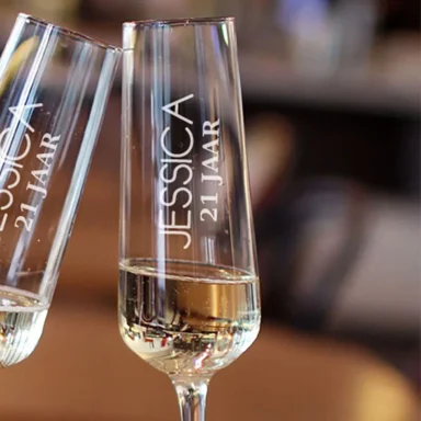 Elegant champagneglas met gepersonaliseerde gravure van naam en leeftijd