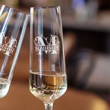 Gepersonaliseerd champagneglas met sierlijk initiaal monogram en naam
