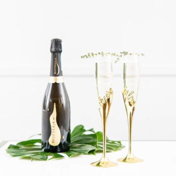 Luxe champagneglazen met gouden steel en Cheers to Love tekst voor bruiloft en jubileum