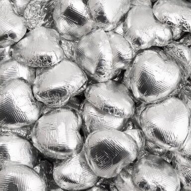Individueel verpakte harten van melkchocolade in luxueus zilver